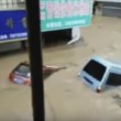 Cina: automobilisti intrappolati trascinati dall'acqua 4