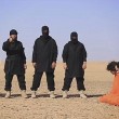 Isis decapita 5 presunte spie: "Lavorate per i crociati