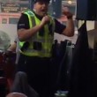 Poliziotto nel pub per una rissa, canta al karaoke5