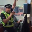 Poliziotto nel pub per una rissa, canta al karaoke4