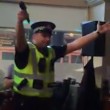 Poliziotto nel pub per una rissa, canta al karaoke2