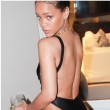 Rihanna, costume nero: tatuaggi e seno in vista6