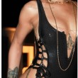 Rihanna, costume nero: tatuaggi e seno in vista4