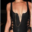 Rihanna, costume nero: tatuaggi e seno in vista3