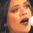 Rihanna piange interrompe concerto e scende dal palco6