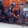 Salvini a Bologna, scontri centri sociali polizia 04