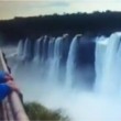 YOUTUBE Scavalca recinto per lanciarsi nella cascata: suicidio ripreso da turista6