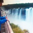 YOUTUBE Scavalca recinto per lanciarsi nella cascata: suicidio ripreso da turista5