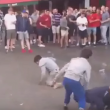 YOUTUBE Hooligans inglesi lanciano monetine ai bimbi profughi 2