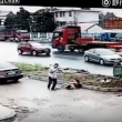 YOUTUBE Cina, uccide a coltellate la moglie in strada, in pieno giorno 6