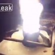 Soldato siriano cucina uova usando bomba al fosforo bianco4