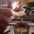 Soldato siriano cucina uova usando bomba al fosforo bianco7