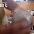 Soldato siriano cucina uova usando bomba al fosforo bianco8