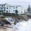 Tempesta colpisce Sydney: piscina crolla in mare 7