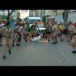 Torcia olimpica in mano, tedoforo Rio 2016 cade 2