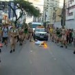 Torcia olimpica in mano, tedoforo Rio 2016 cade