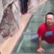 Turisti terrorizzati trascinati sul ponte di vetro alto 180 metri2