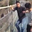 Turisti terrorizzati trascinati sul ponte di vetro alto 180 metri