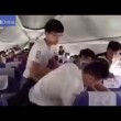 YOUTUBE Cina, "voglio volare". Provare a uscire da aereo ma...4