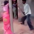 YOUTUBE India, marito cornuto prende a bastonate moglie e amante2