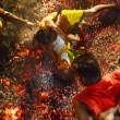 India, bimbo 6 anni cade su carboni ardenti durante rituale FOTO