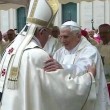 Papa Francesco per la prima volta parla di Ratzinger: "Impersona santità"