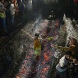 India, bimbo 6 anni cade su carboni ardenti durante rituale FOTO 3