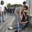 Sesto Fiorentino, lavoratori cinesi in rivolta contro i controlli: cariche e feriti9