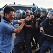 Sesto Fiorentino, lavoratori cinesi in rivolta contro i controlli: cariche e feriti2