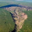 "La porta dell'inferno": gigantesca voragine in Siberia FOTO