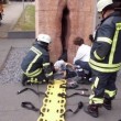 Germania, studente rimane incastrato nella statua a forma di... FOTO