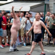Francia 2016, hooligan inglese si spoglia dopo gli scontri FOTO
