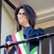 VIDEO YOUTUBE Virginia Raggi in Campidoglio: si affaccia e...piange
