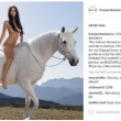 Emily Ratajkowski nuda su cavallo bianco: copertina Harper's Bazaar 01
