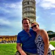 Arnold Schwarzenegger raddrizza la Torre di Pisa