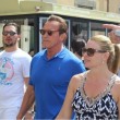 Arnold Schwarzenegger "raddrizza" la Torre di Pisa FOTO3