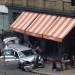 Auto polizia travolge tavolini pizzeria a Londra