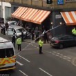 Auto polizia travolge tavolini pizzeria a Londra2