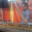 Barman prepara 17 cocktail Jegerbomb in contemporanea2