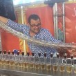 Barman prepara 17 cocktail Jegerbomb in contemporanea