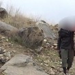 Bimbi afghani puntano pistola a prigionieri Isis