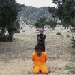 Bimbi afghani puntano pistola a prigionieri Isis10