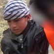 Bimbi afghani puntano pistola a prigionieri Isis2