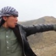 Bimbi afghani puntano pistola a prigionieri Isis5
