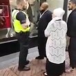 Birmingham, predicatore islamico urla al poliziotto4