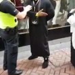 Birmingham, predicatore islamico urla al poliziotto