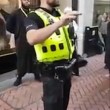 Birmingham, predicatore islamico urla al poliziotto8