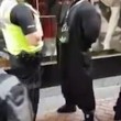 Birmingham, predicatore islamico urla al poliziotto5