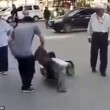 Cina, finto invalido smascherato in strada2