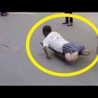 Cina, finto invalido smascherato in strada4